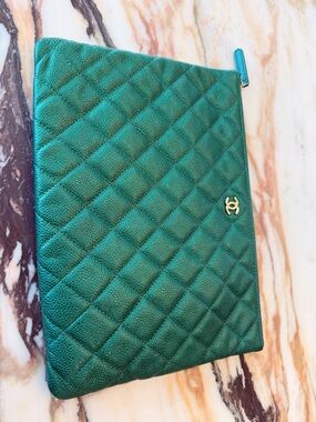 💚🦄CHANEL 18S Emerald Green Medium O Case